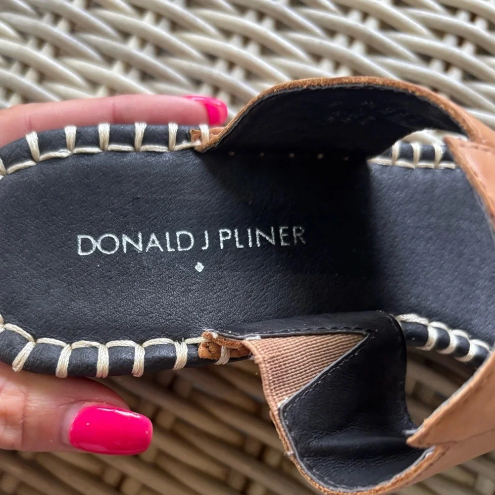Donald J Pliner‎ Leather T Strap Wedge Sandals 8 boho coastal resort vacation